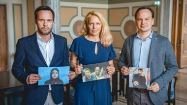 Martin Hagen (Fraktionschef), Julika Sandt (stv. Fraktionchefin) und Matthias Fischbach (Parlamentarischer Geschäftsführer) haben politische Patenschaften mit inhaftierten Iranerinnen und Iranern übernommen.