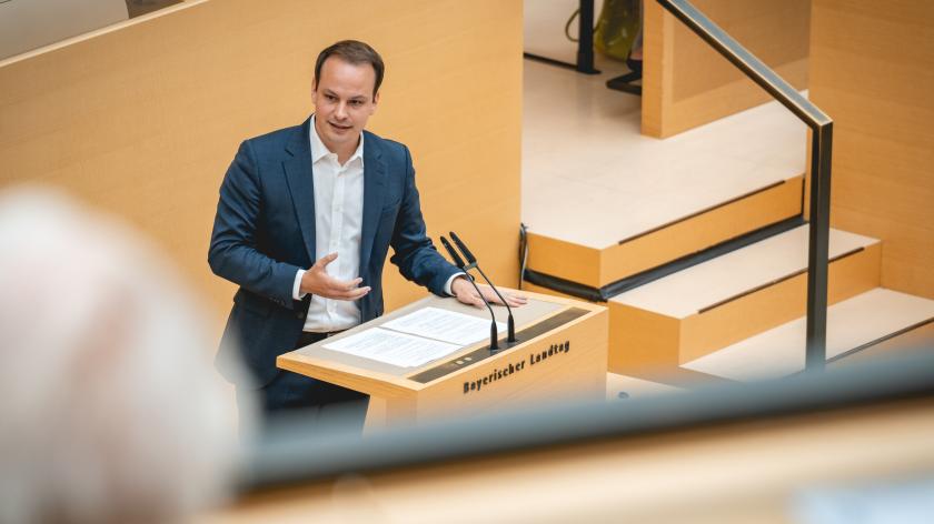 Der Parlamentarische Geschäftsführer der FDP-Landtagsfraktion, Matthias Fischbach, spricht im Plenum des Bayerischen Landtags.