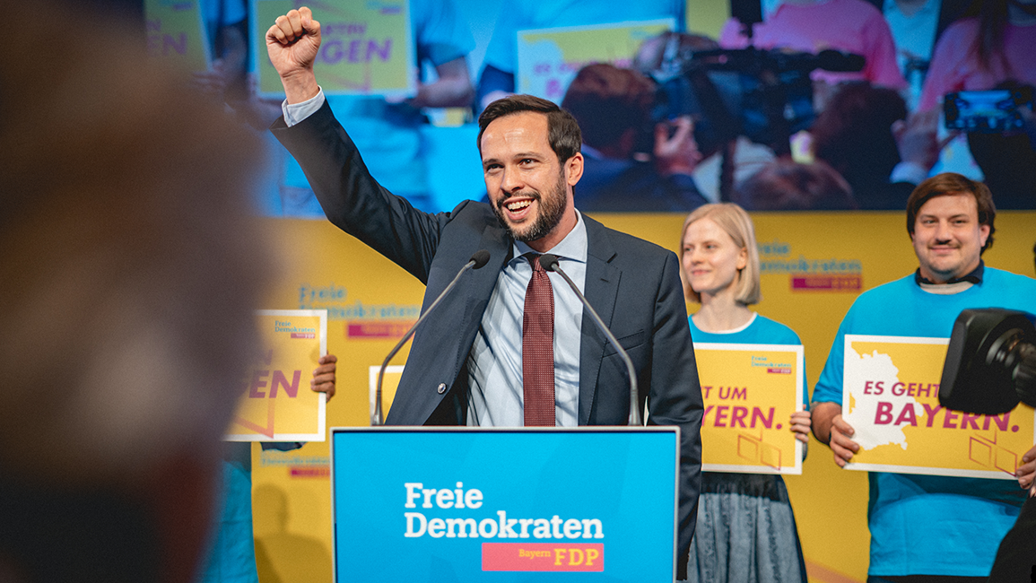 Partei- und Fraktionschef Martin Hagen bedankt sich bei den Delegierten für ausgesprochene Vertrauen.